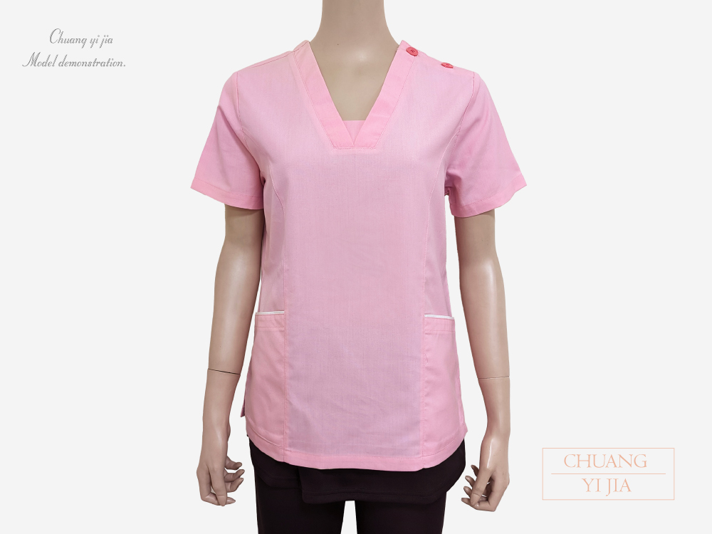 創e家團體服-V領檔片 剪接斜口袋手術服-肩開釦款-粉紅 正面
