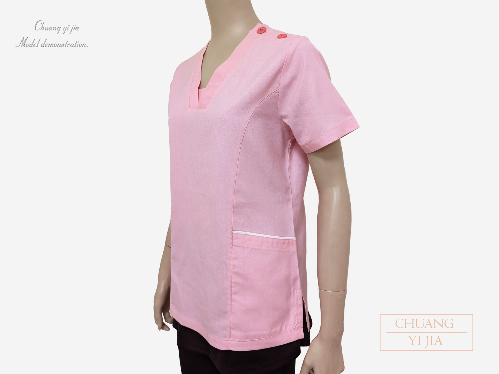 創e家團體服-V領檔片 剪接斜口袋手術服-肩開釦款-粉紅 側面