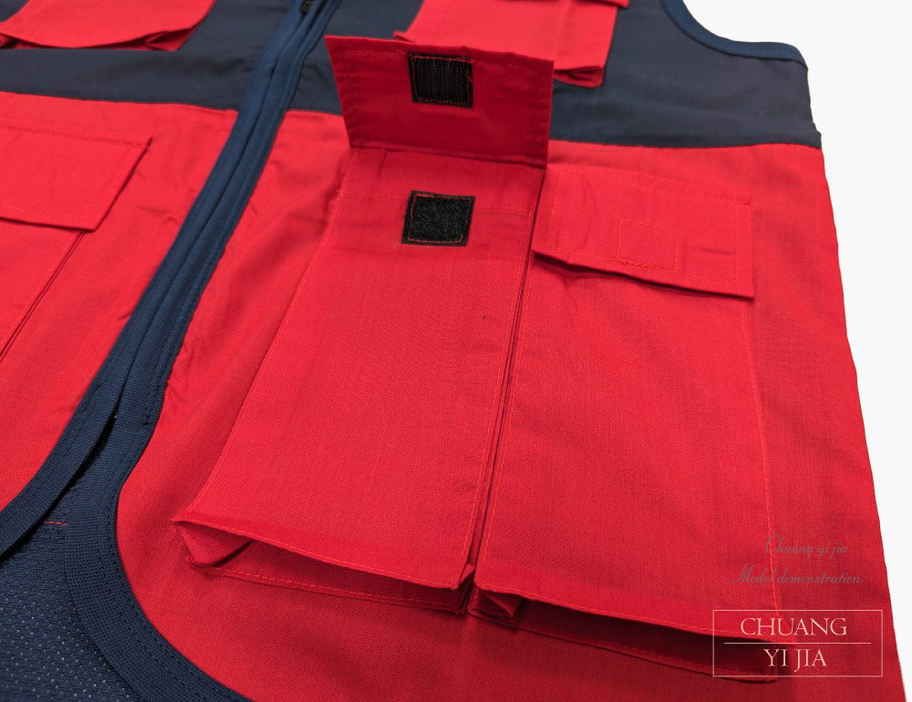 創e家團體服-多功能工作背心-洞洞布 訂製款 拉鍊 丈青配紅 左下擺立體口袋2個