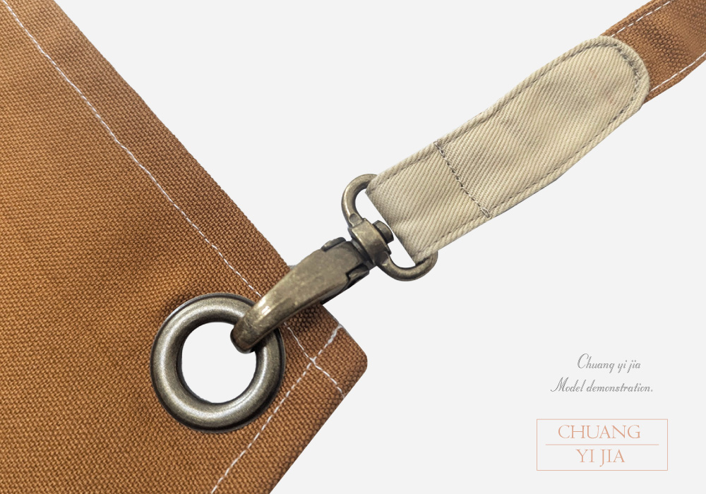 創意家團體服MIT訂製-職人圍裙-交叉式圍裙訂製-褐色配卡其-肩帶鉤釦