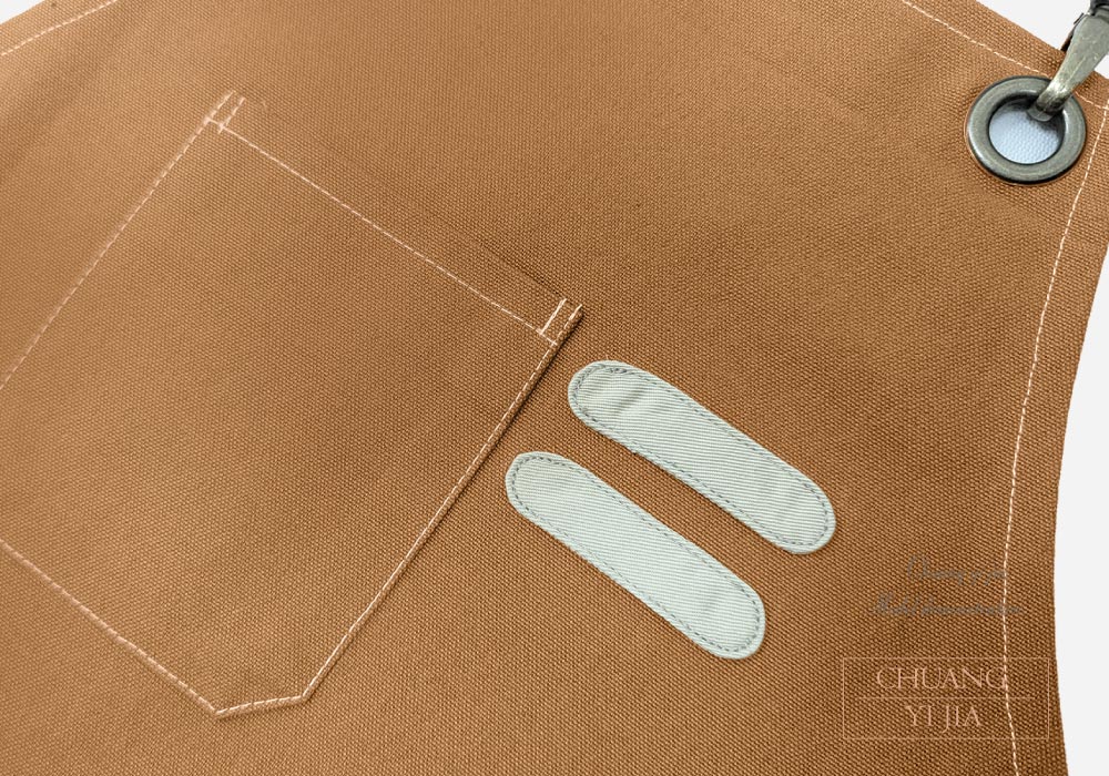 創意家團體服MIT訂製-職人圍裙-交叉式圍裙訂製-褐色配卡其-前胸口袋