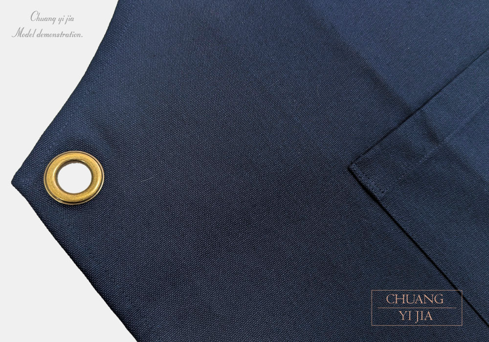 創意家團體服MIT訂製-賣場工作圍裙-交叉式圍裙訂製-丈青配卡其-側邊金屬繩環