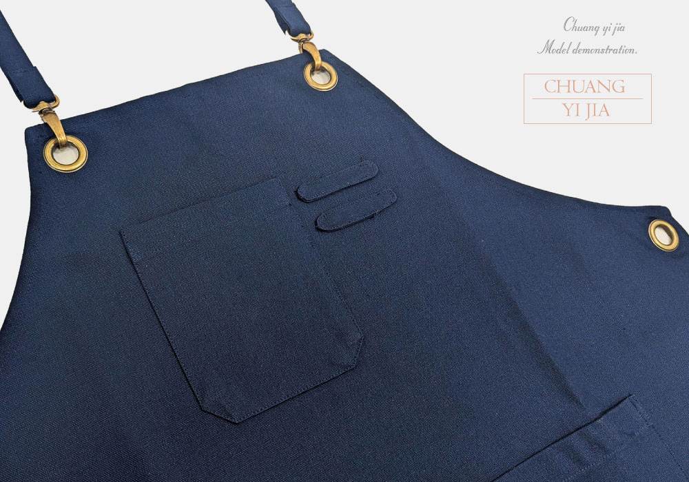 創意家團體服MIT訂製-賣場工作圍裙-交叉式圍裙訂製-丈青-前胸口袋