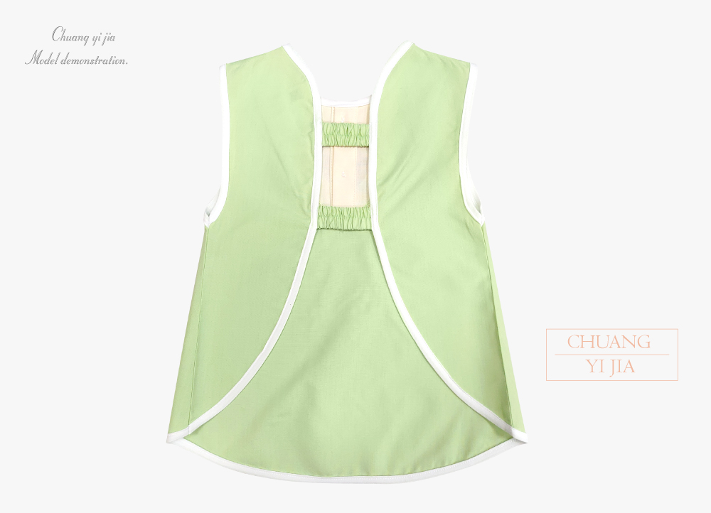 創e家團體服-幼兒園圍兜 無袖 訂製款 假兩件粉綠配米-平拍背面