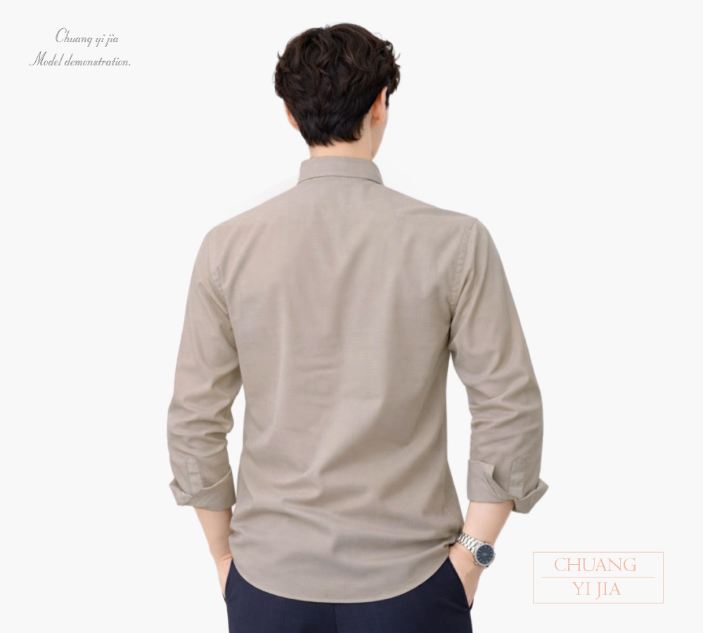 創意家團體服-男款無領長袖襯衫｜訂製制服 卡其色-背面示意