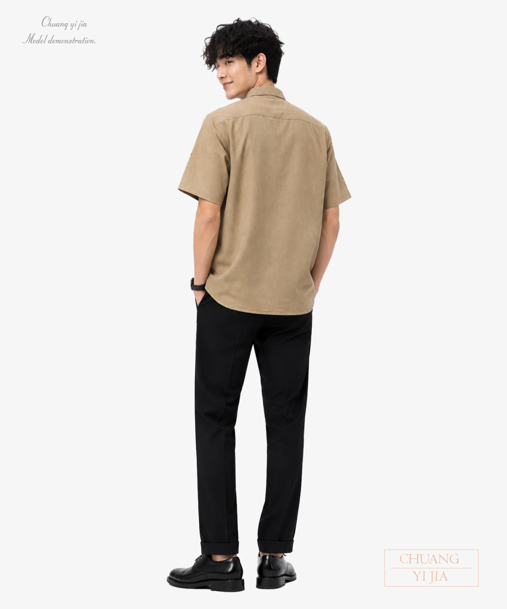 創意家團體服-職人工作襯衫|立領短袖訂製-卡其色-背面全身示意