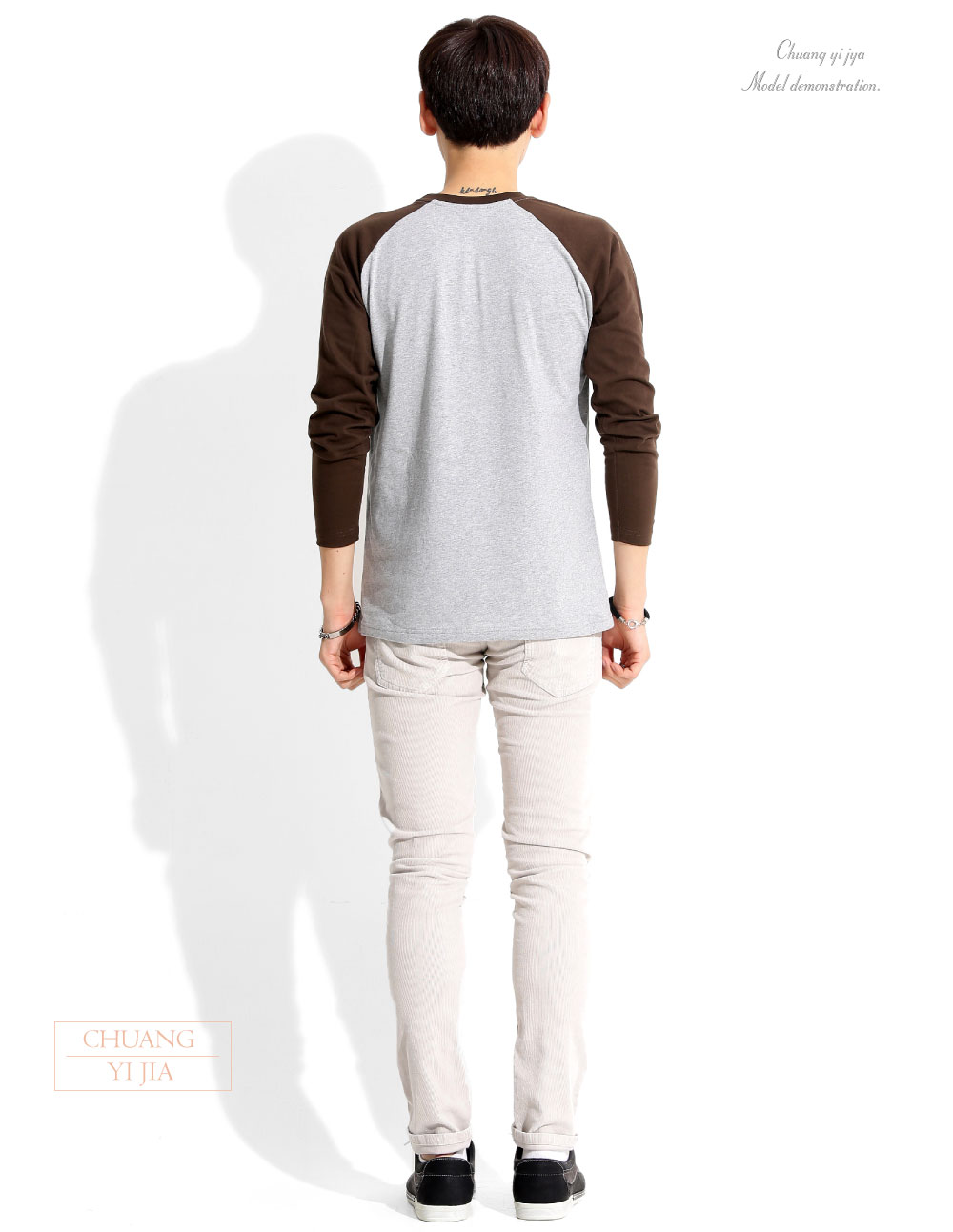 創e家團體服-T恤訂製款有口袋斜長袖中性-麻灰咖啡袖 背面