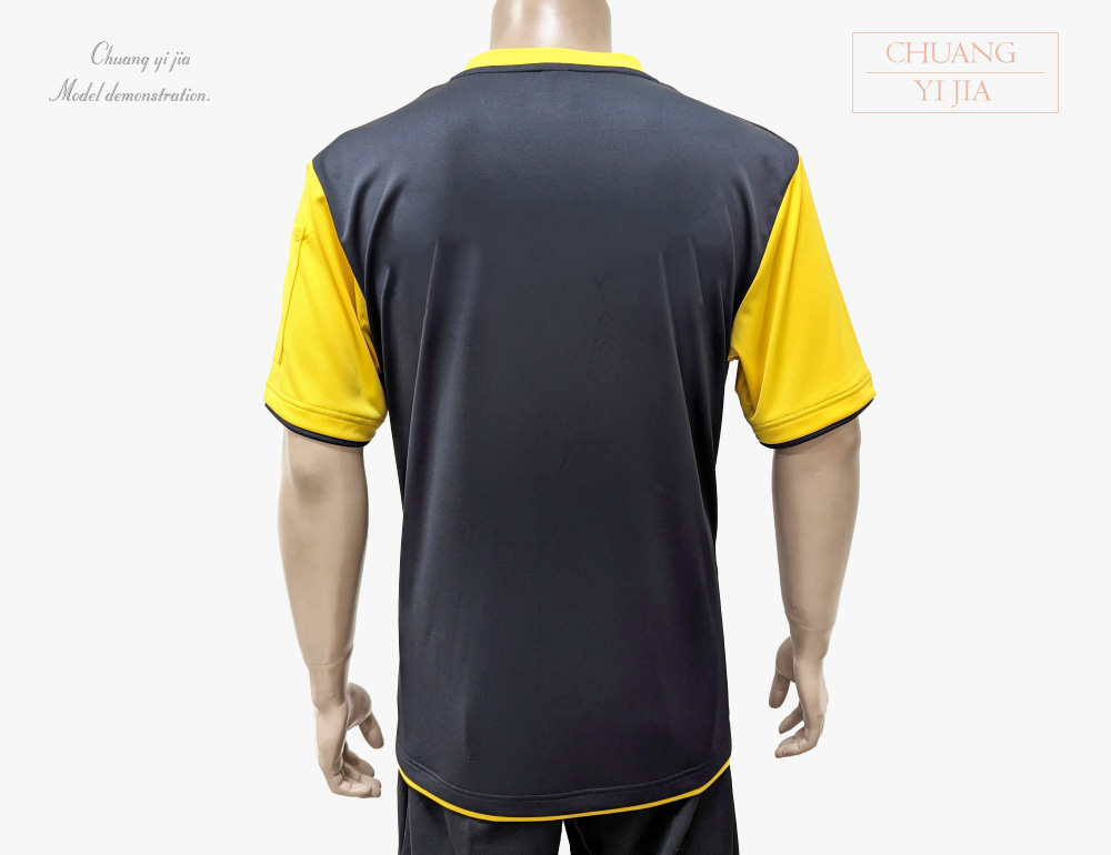 創意家團體服-客製V領T恤-雙袖加口袋-黑配黃 背面