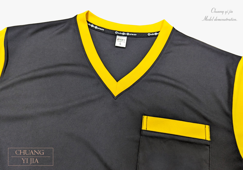 創意家團體服-客製V領T恤-雙袖加口袋-黑配黃 V領
