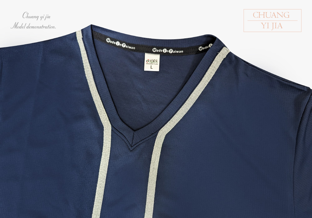 創意家團體服-客製V領T恤-造型織帶-丈青配灰 領子