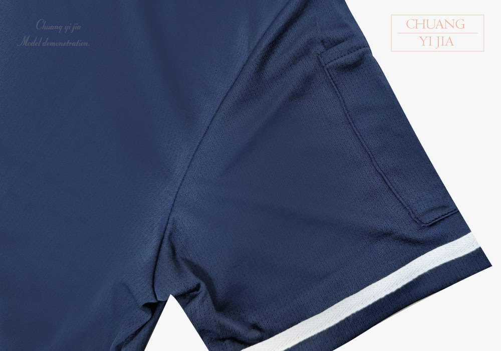 創意家團體服-客製V領T恤-造型織帶-丈青配灰 袖子與筆插